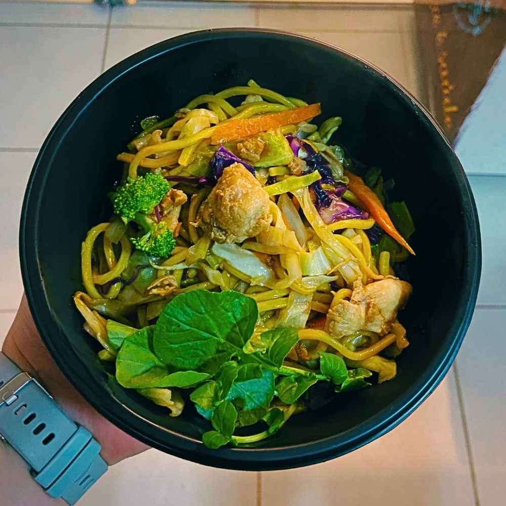 YAKISOBA DE FRANGO